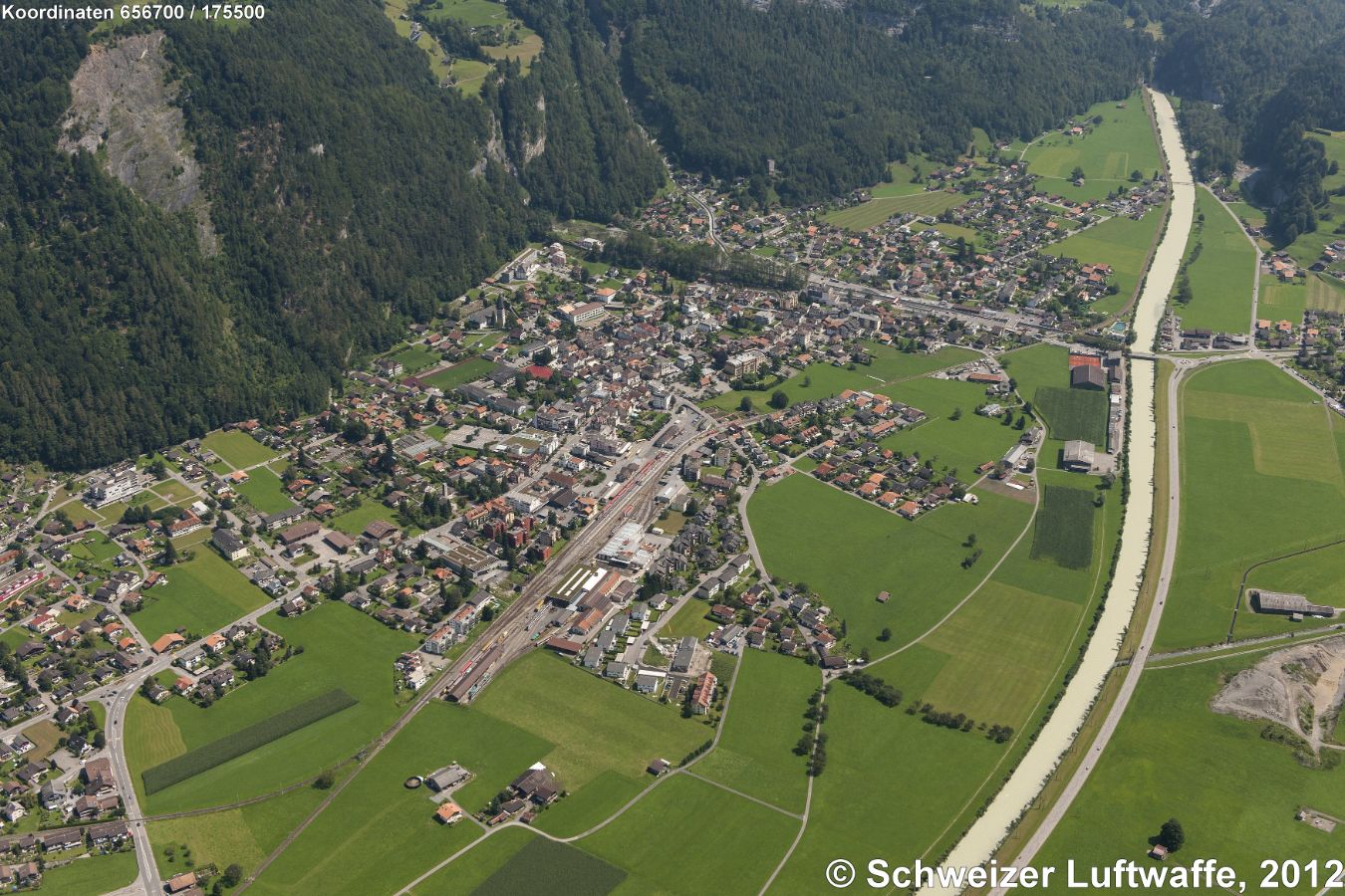 Meiringen (Position: 2'656'705.81, 1'175'629.93); Blickrichtung E zur Aareschlucht (ganz am oberen rechten Bildrand). Links der Burgruine 'Restiturm' gut sichtbar die Wildbachverbauungen des Milibachs. Von E nach W verlaufend (Bild: von oben nach unten): die Aare.
